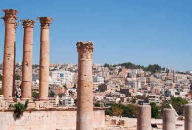 Ürdün: arkeolojik şehir Gerasa, bir Roma mimarisi, dünyanın en büyük sitelerin arka planda modern Jerash manzarası ile Artemis Tapınağı Korint sütunları