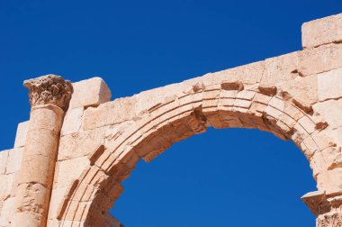 Jordan: arkeolojik şehir Jerash, antik Gerasa bir Dünya Roma mimarisinin en büyük ve en iyi korunmuş sitelerin Güney kapısı görünümünü