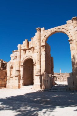 Jordan: arkeolojik şehir Jerash, antik Gerasa bir Dünya Roma mimarisinin en büyük ve en iyi korunmuş sitelerin Güney kapısı görünümünü