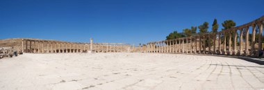 Ürdün: Oval Plaza, Jerash arkeolojik şehir ana kare görünümü geniş bir kaldırım ve sütunlu 1. yüzyıl antik Gerasa iyonik sütun çevrili