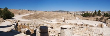 Ürdün: Oval Plaza, Jerash arkeolojik şehir ana kare görünümü geniş bir kaldırım ve sütunlu 1. yüzyıl antik Gerasa iyonik sütun çevrili