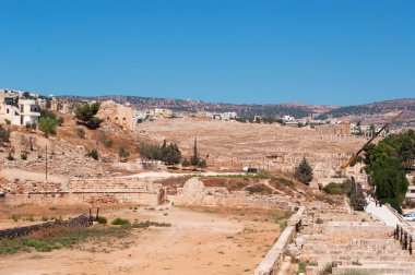 Ürdün: Roma şehri, Gerasa, bir Dünya Roma mimarisinin en büyük ve en iyi korunmuş siteleri ve arka planda modern Jerash manzarası kalıntıları