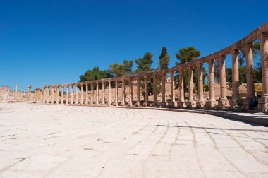 Ürdün: Oval Plaza, Jerash arkeolojik şehir ana kare görünümü geniş bir kaldırım ve sütunlu 1. yüzyıl çevrili arkeolojik Jerash şehri, antik Gerasa iyonik sütun