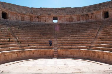 Ürdün: Kuzey Tiyatrosu'nda tribünler ve merdivenler, 165 Ad inşa, performans sahne ve şehir meclisi odası olarak kullanılan, Jerash arkeolojik kentinde, Roma mimarisinin dünyanın en büyük sitelerinden biri