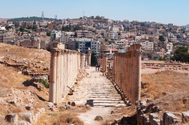 Ürdün: Güney Cordo, kesişme noktası Decumanus Maximus, Roma şehir Gerasa arka planda modern Jerash siluetinin manzarasına sahip olan Sütunlu Cadde
