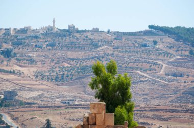 Ürdün: Roma şehri, Gerasa, bir Dünya Roma mimarisinin en büyük ve en iyi korunmuş siteleri ve arka planda modern Jerash manzarası kalıntıları