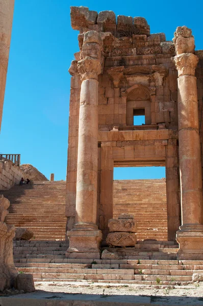 Jordânia: a Catedral, antigo Templo de Dionísio, reconstruída no século IV como uma igreja bizantina, na cidade arqueológica de Jerash, um dos maiores locais de arquitetura romana do mundo — Fotografia de Stock