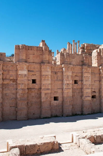Jordan: stadsmuren vid södra porten till den arkeologiska staden av Jerash, Gerasa av forntiden, en av de största och mest välbevarade platserna av romersk arkitektur i världen — Stockfoto