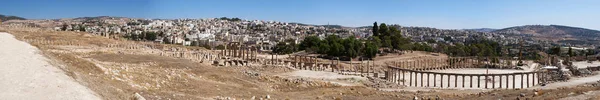 Jordania: el horizonte de Jerash moderno con la Plaza Oval, plaza principal del sitio arqueológico, y el Cardo Maximus, la calle Colonnaded que era la columna vertebral arquitectónica y el punto focal de los antiguos engranajes —  Fotos de Stock