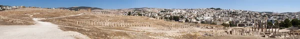 Jordania: el horizonte de Jerash moderno con la Plaza Oval, plaza principal del sitio arqueológico, y el Cardo Maximus, la calle Colonnaded que era la columna vertebral arquitectónica y el punto focal de los antiguos engranajes —  Fotos de Stock