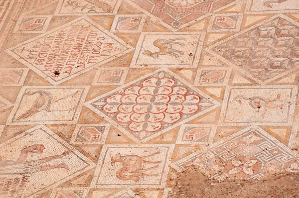 Jordania: detalles de los mosaicos de las iglesias bizantinas que se encuentran en la ciudad arqueológica de Jerash, la Gerasa de la Antigüedad, uno de los sitios más grandes del mundo de la arquitectura romana — Foto de Stock