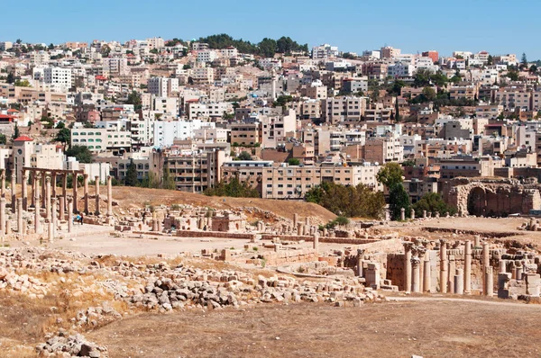 Jordania: las ruinas de la ciudad romana de Gerasa, uno de los sitios más grandes y mejor conservados de la arquitectura romana en el mundo, y el horizonte de la moderna Jerash en el fondo —  Fotos de Stock