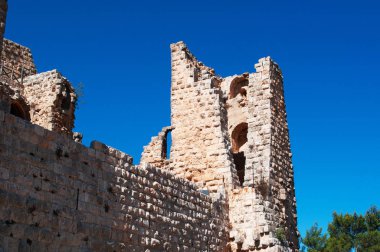Ürdün: Ürdün Vadisi'nde Mount Alun bölgesine ait bir tepenin üzerinde Memlükler tarafından Ajloun Kalesi, Müslüman Kalesi 12. yüzyılda Ayyubids tarafından inşa görünümünü genişlemiş