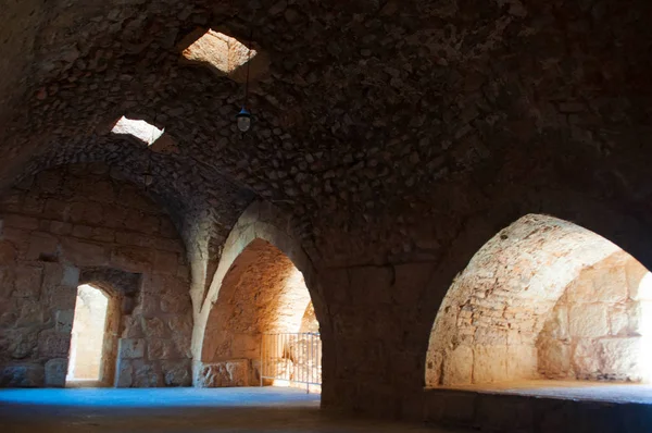 Jordania: los interiores del castillo de Ajloun, castillo musulmán construido por los ayubíes en el siglo XII, ampliado por los mamelucos, en una colina perteneciente al distrito del Monte Alun en el valle del Jordán — Foto de Stock