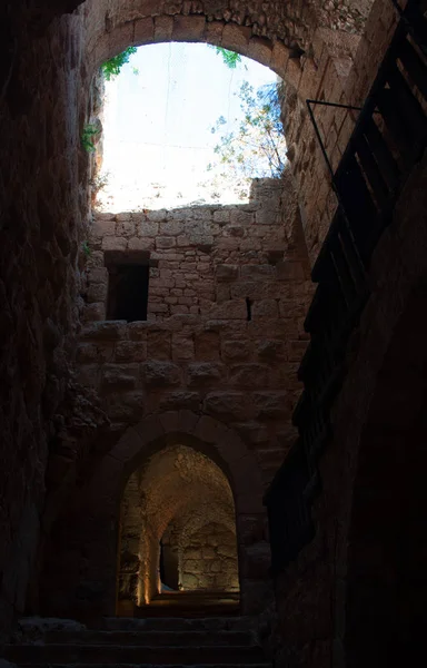 Jordania: los interiores del castillo de Ajloun, castillo musulmán construido por los ayubíes en el siglo XII, ampliado por los mamelucos, en una colina perteneciente al distrito del Monte Alun en el valle del Jordán — Foto de Stock