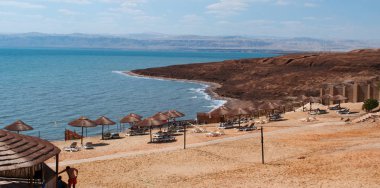 Ürdün: rocky Peyzaj ve ölü deniz veya tuz Denizi şarkısı, Tuz Gölü ile Dünya'nın en düşük ayrıcalık Jordan tarafından Doğu ve İsrail ve Filistin için Batıya bordered, karada bir plaj