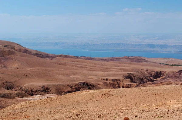 ヨルダン: 死海の塩の海、西に東、イスラエルとパレスチナ ヨルダンに隣接して土地の地球の最も低い高度と塩の湖を望む岩の多い風景 — ストック写真