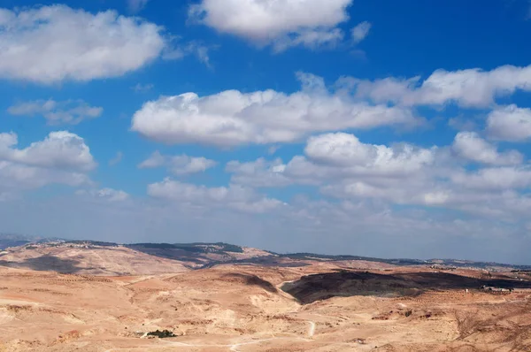 ヨルダン: ヨルダンのビューと砂漠風景ヨルダンでパレスチナとイスラエル、東に西に隣接している有名な塩の湖塩海死海への道 — ストック写真