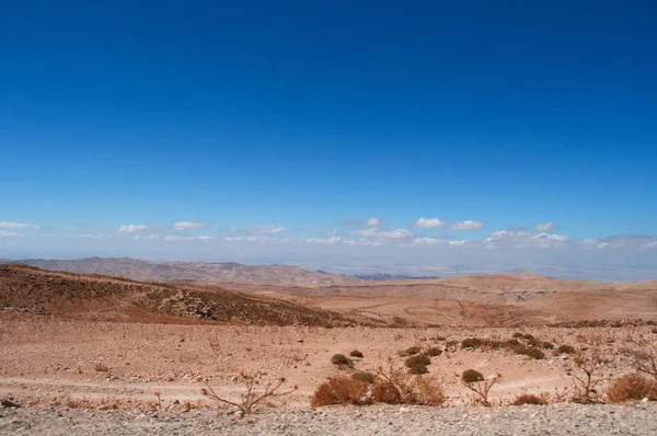 ヨルダン: ヨルダンの風景、道路に砂岩と花崗岩の岩にカットし、火星の惑星のように見える有名な世界的な谷、月の谷として知られている、ワディ ・ ラム砂漠 — ストック写真