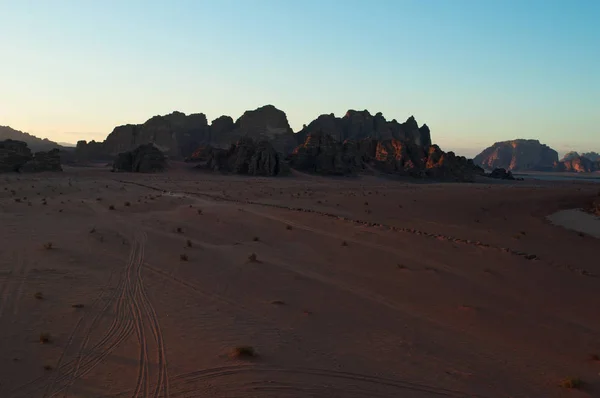 Jordania: zachód słońca w Górach Skalistych w pustyni Wadi Rum, znany jako Dolina księżyca, słynnej doliny w skałę piaskowca i granitu i wygląda jak planeta Mars — Zdjęcie stockowe