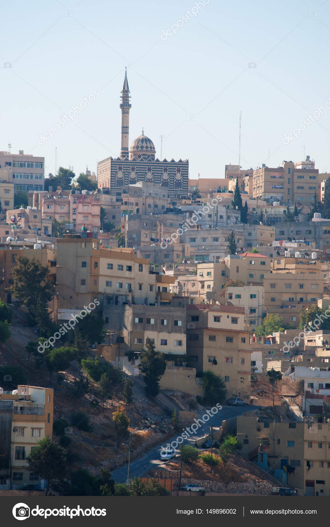 ヨルダン アンマンのスカイラインとアブ ダルウィーシュ モスクの景色は、丘の上に 1961 年に建て その交互の黒と白の石はレバントの伝統