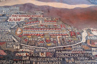 Madaba, Ürdün: Madaba mozaik Haritası, bir harita tepeler, vadiler ve 6. yüzyıldan yerdeki Saint George, Yunan Ortodoks Bazilikası'ndan kalma Nil Deltası ve Filistin yerleşim yerleri taslakları