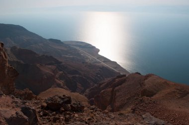 Ürdün: Lut veya tuz Denizi şarkısı, Dünya'nın en düşük ayrıcalık Jordan tarafından Doğu ve İsrail ve Filistin için Batıya bordered, karada ile Tuz Gölü manzaralı kayalık manzara