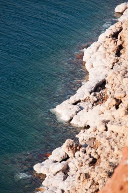 Ürdün: Sahil ve ölü deniz veya tuz Denizi şarkısı, Dünya'nın en düşük ayrıcalık Jordan tarafından Doğu ve İsrail ve Filistin için Batıya bordered, karada ile Tuz Gölü tuz kayalar