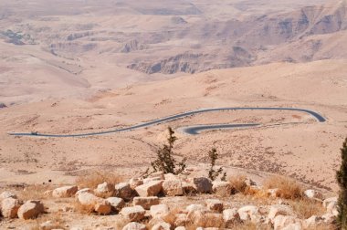 Jordan, Orta Doğu: çöl peyzaj Mount Nebo, Musa vaat edilen topraklar bir görünümünü nerede verildi yer olarak İbranice İncil'de bahsedilen bir yükseltilmiş ridge için dolambaçlı yol ile havadan görünümü