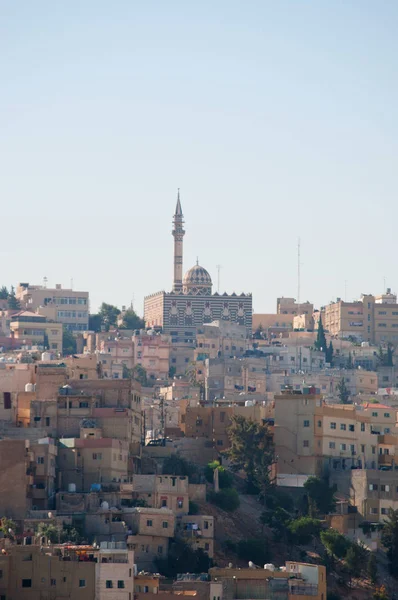 Jordania: el horizonte de Ammán y la vista de la mezquita de Abu Darwish, construida en 1961 en la cima de una colina: sus piedras alternas en blanco y negro heredan la arquitectura Levantina tradicional —  Fotos de Stock