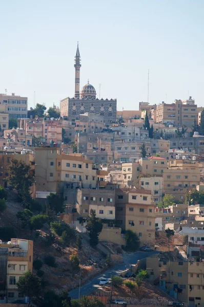 Jordania: el horizonte de Ammán y la vista de la mezquita de Abu Darwish, construida en 1961 en la cima de una colina: sus piedras alternas en blanco y negro heredan la arquitectura Levantina tradicional —  Fotos de Stock