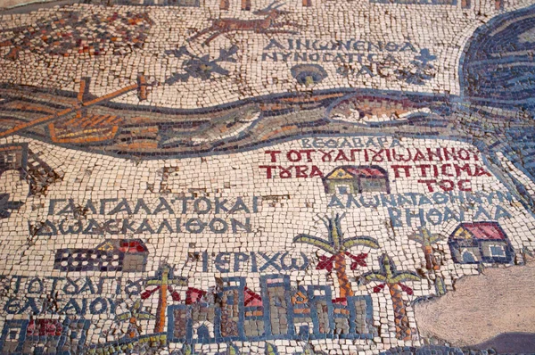 Madaba, Jordan: Madaba mozaika mapa, mapa z wzgórz, dolin i miast w Palestynie i deltę Nilu, pochodzącym z VI wieku na podłodze z greckiego prawosławnego Bazyliki Świętego Jerzego — Zdjęcie stockowe