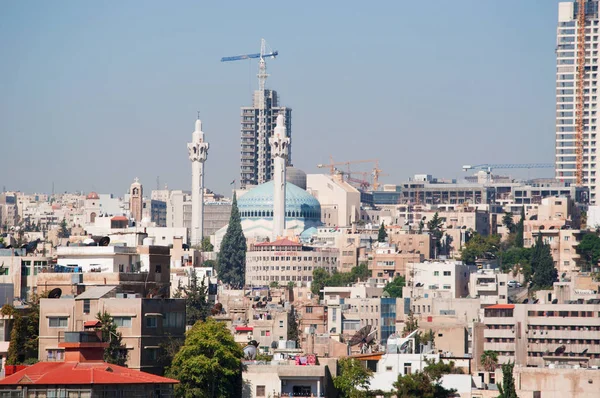 Jordania: vista del horizonte de Ammán, la capital y ciudad más poblada del Reino Hachemita de Jordania, con los edificios, los palacios y las casas vistas a través de la neblina de calor —  Fotos de Stock