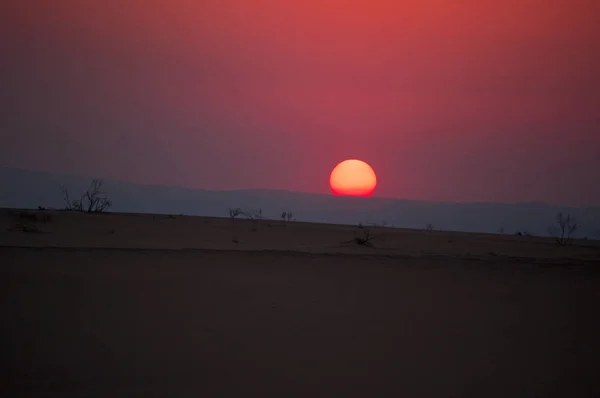 Jordan, naher Osten: ein feuriger Sonnenuntergang in der jordanischen Wüstenlandschaft auf dem Weg zum Toten Meer, dem berühmten Salzsee, der im Osten an Jordanien und im Westen an Israel und Palästina grenzt — Stockfoto