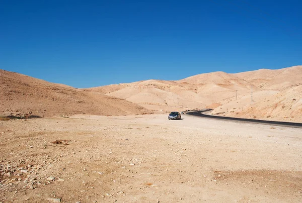 Jordan: vy av jordanska och öknen landskap på vägen till Döda havet, Salt havet, den berömda salt sjön gränsar till Jordanien i öster och Israel och Palestina väster — Stockfoto