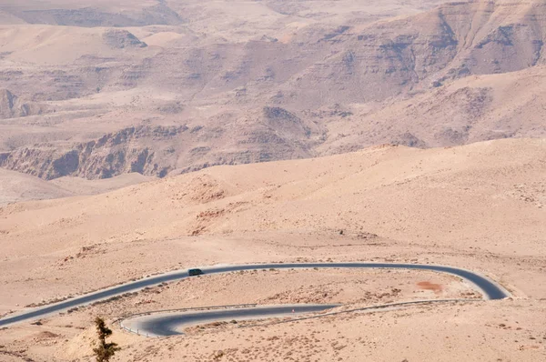 Jordania, Medio Oriente: vista aérea del paisaje del desierto con el sinuoso camino al Monte Nebo, una cresta elevada mencionada en la Biblia hebrea como el lugar donde Moisés recibió una vista de la Tierra Prometida —  Fotos de Stock