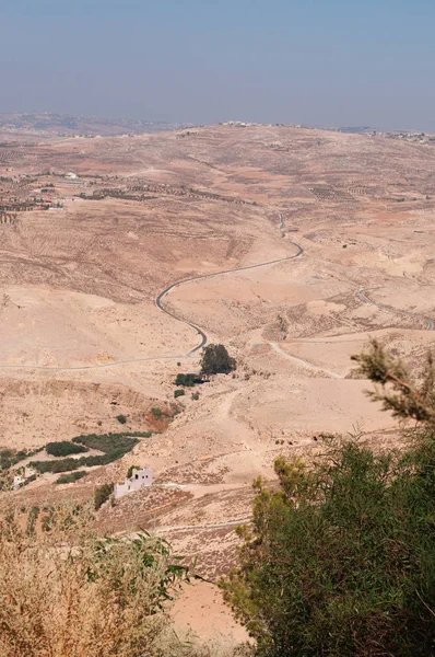 约旦, 中东: 沙漠景观的鸟图与蜿蜒的道路内博山, 在希伯来圣经中提到的高架山脊作为摩西被授予乐土景观的地方 — 图库照片