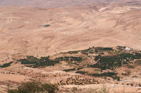 ヨルダン、中東: マウント ネボ、モーセが約束の地の表示が許可された場所としてヘブライ語聖書で述べられる高尾根にワインディングと砂漠の風景の空撮 — ストック写真