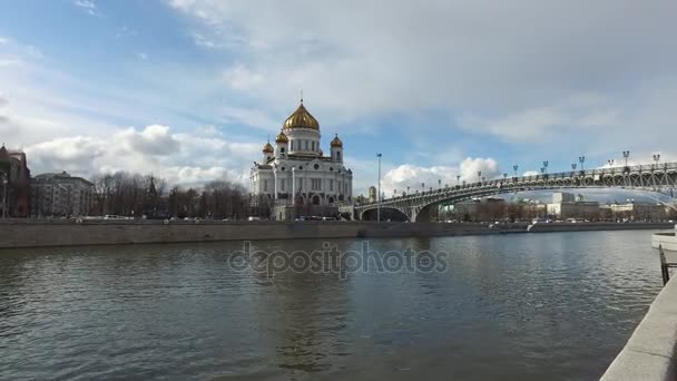 Panoramisch zicht op de kathedraal van Christus de Verlosser en de Patriarch brug, Moskou, Rusland. April, 24, 2017 — Stockvideo