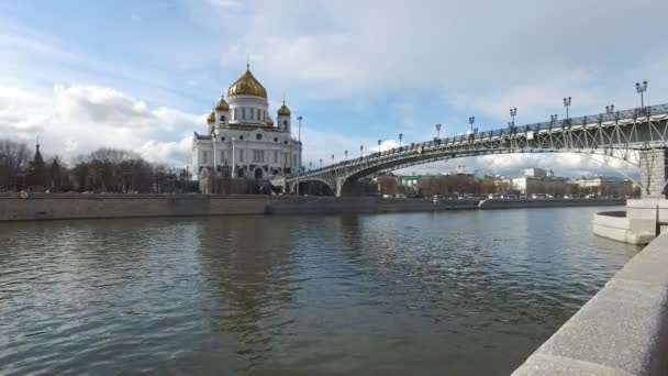 Panoramic view of the Cathedral of Christ the Saviour and Patriarch Bridge, Moscow, Russia. April, 24, 2017 — Stock Video