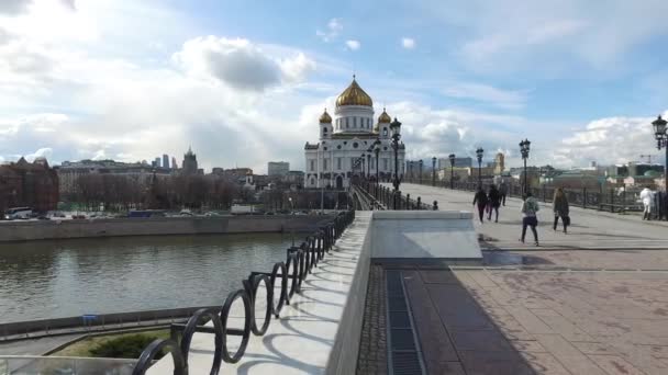 Панорамный вид на собор Христа Спасителя и Патриарший мост, Москва, Россия. Апрель, 24, 2017 — стоковое видео