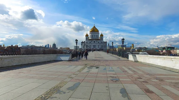 Vista panorâmica da Catedral de Cristo Salvador e da Ponte Patriarca, Moscou, Rússia. Abril, 24, 2017 — Fotografia de Stock