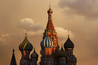 Saint Basil Katedrali, kentin sembolü on Moskova, Kızıl Meydan: sunset Çar Ivan emriyle Kazan ve Astrahan yakalanması anmak için korkunç inşa.