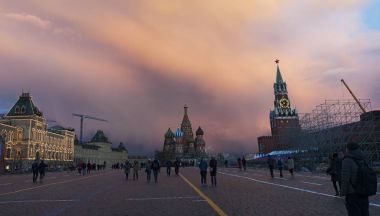 Moskova, Rusya: sunset bulvarında Kızıl Meydan ile sakız mağaza, müstahkem kompleksi Moskova Kremlin duvarı, işçinin Kulesi ve Aziz Basil Katedrali, şehrin dört sembolleri