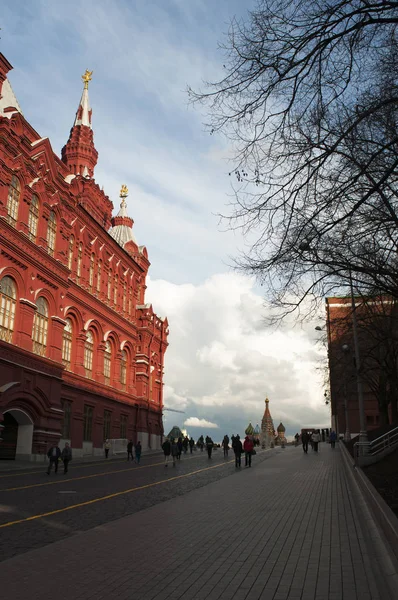 Moscú, Rusia: el Museo Histórico Estatal, entre la Plaza Roja y la Plaza de Manege, y vista de la Catedral de San Basilio en el fondo — Foto de Stock