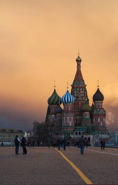 Mosca, Piazza Rossa: tramonto sulla Cattedrale di San Basilio, uno dei simboli della città, costruita per ordine dello zar Ivan il Terribile per commemorare la cattura di Kazan e Astrakhan — Foto Stock
