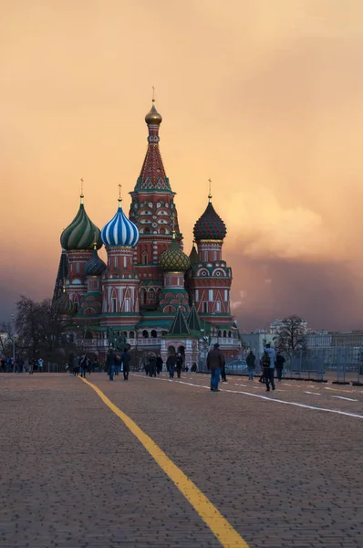 Mosca, Piazza Rossa: tramonto sulla Cattedrale di San Basilio, uno dei simboli della città, costruita per ordine dello zar Ivan il Terribile per commemorare la cattura di Kazan e Astrakhan — Foto Stock