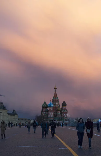 Mosca, Piazza Rossa: un tramonto mozzafiato sulla Cattedrale di San Basilio, uno dei simboli della città, costruito per ordine dello zar Ivan il Terribile per commemorare la cattura di Kazan e Astrakhan — Foto Stock