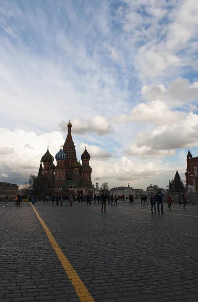 Mosca, Piazza Rossa: veduta della Cattedrale di San Basilio, uno dei simboli della città costruita per ordine dello zar Ivan il Terribile per commemorare la cattura di Kazan e Astrakhan — Foto Stock