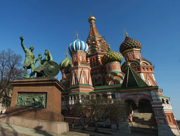 Москва: Пам'ятник Minin і Пожарського, бронзова статуя, Мартос Іван Петрович і Собор Василія Блаженного, побудована за наказом царя Івана Грозного як данина захоплення Казані і Астрахані — стокове фото